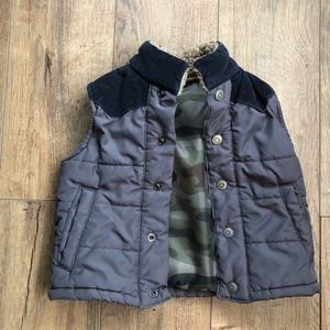 Carter’s kids vest size 2 T good condition